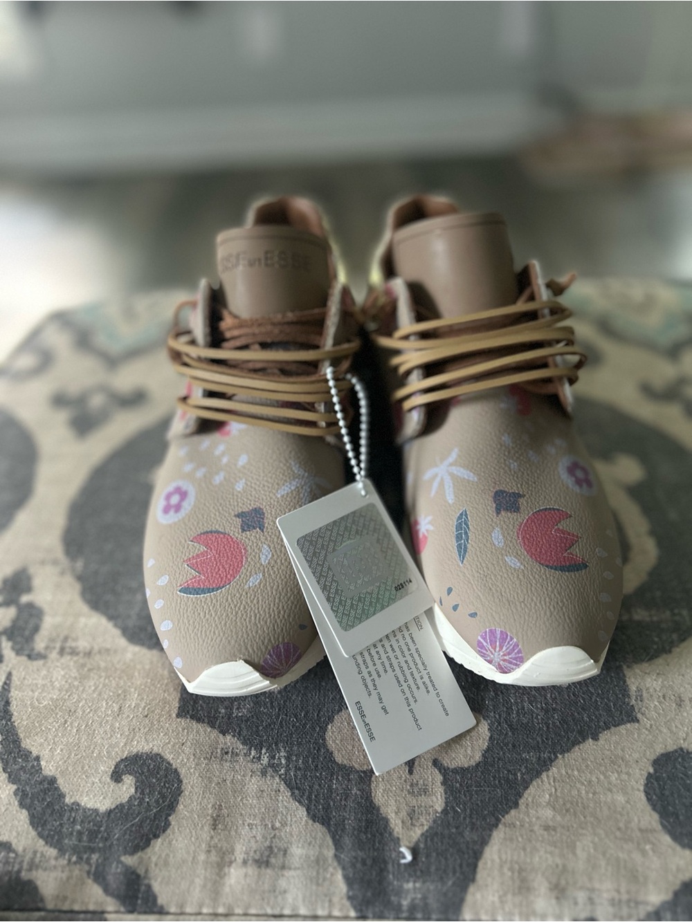 ESSEutESSE taupe floral printed leather sneakers. Size 37